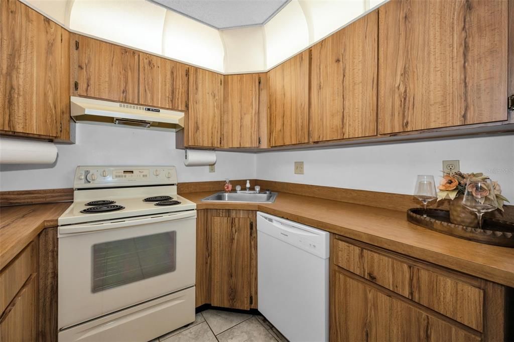For Sale: $154,900 (2 beds, 2 baths, 1038 Square Feet)