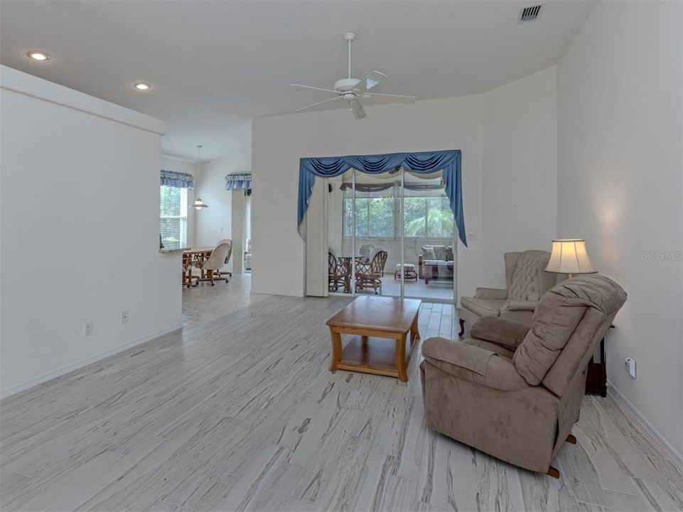 En Venta: $345,000 (2 camas, 2 baños, 1712 Pies cuadrados)