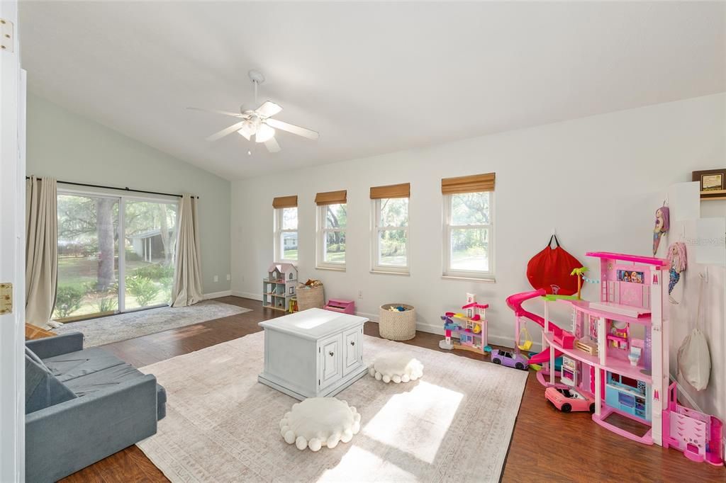 For Sale: $695,000 (4 beds, 3 baths, 2660 Square Feet)