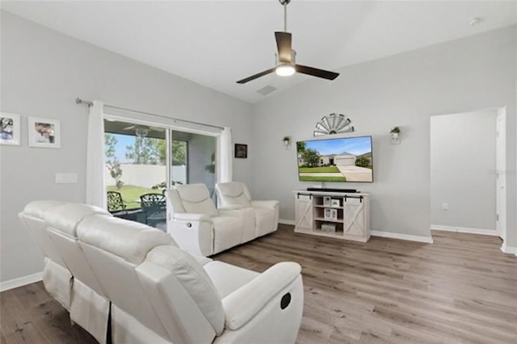 For Sale: $330,000 (3 beds, 2 baths, 1424 Square Feet)