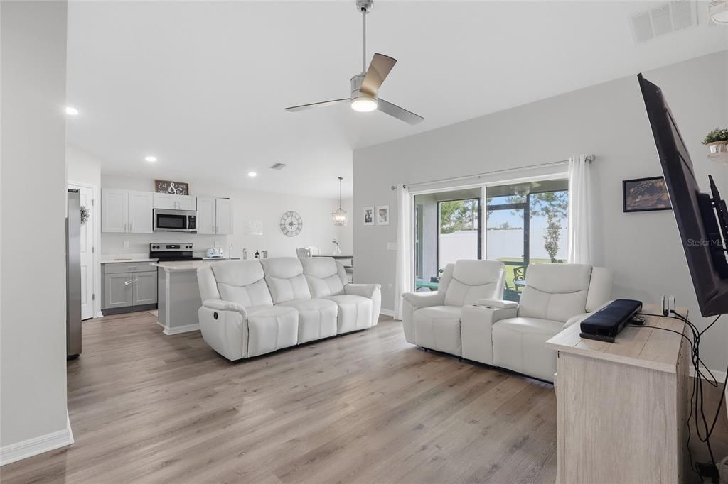 For Sale: $330,000 (3 beds, 2 baths, 1424 Square Feet)