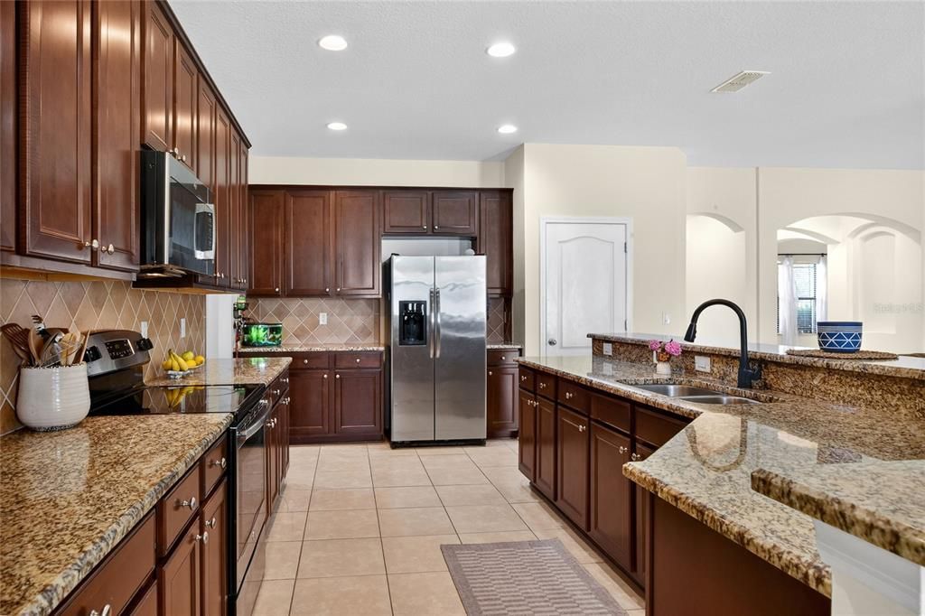 For Sale: $589,000 (4 beds, 3 baths, 3200 Square Feet)