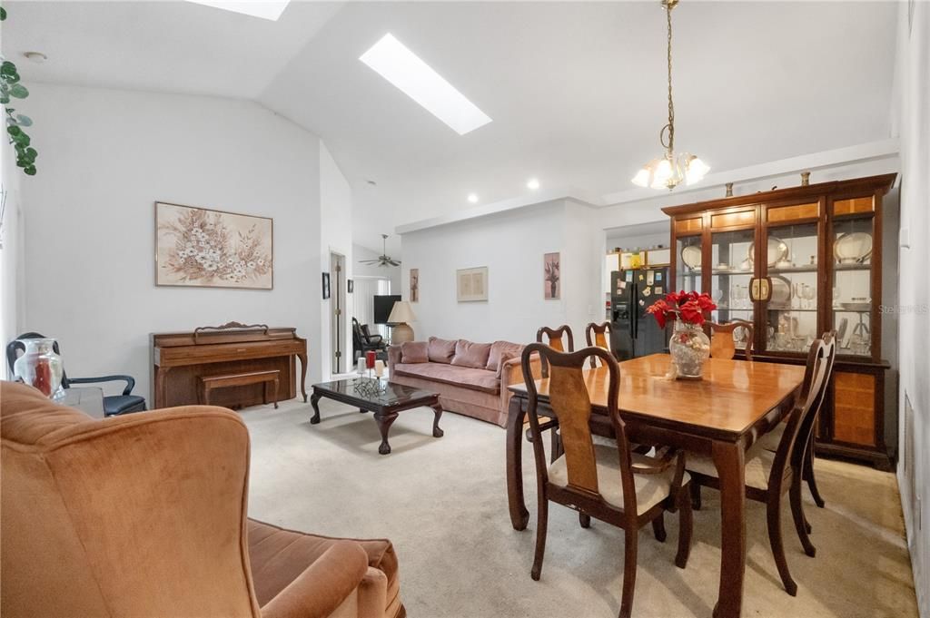 На продажу: $325,000 (4 спален, 2 ванн, 1699 Квадратных фут)