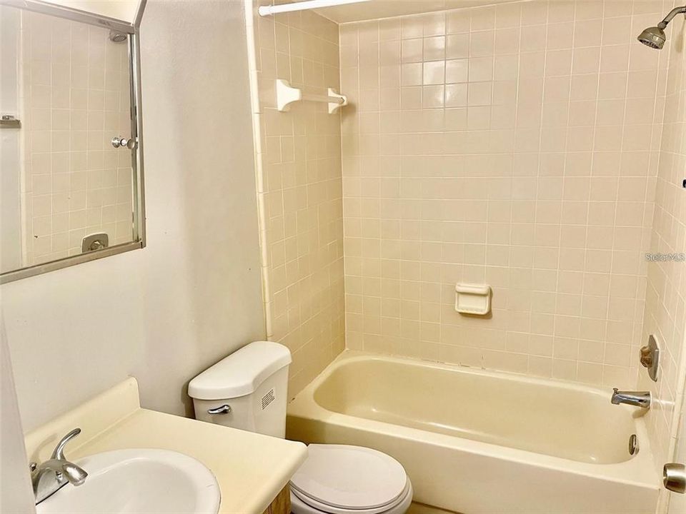 For Rent: $1,300 (2 beds, 2 baths, 912 Square Feet)