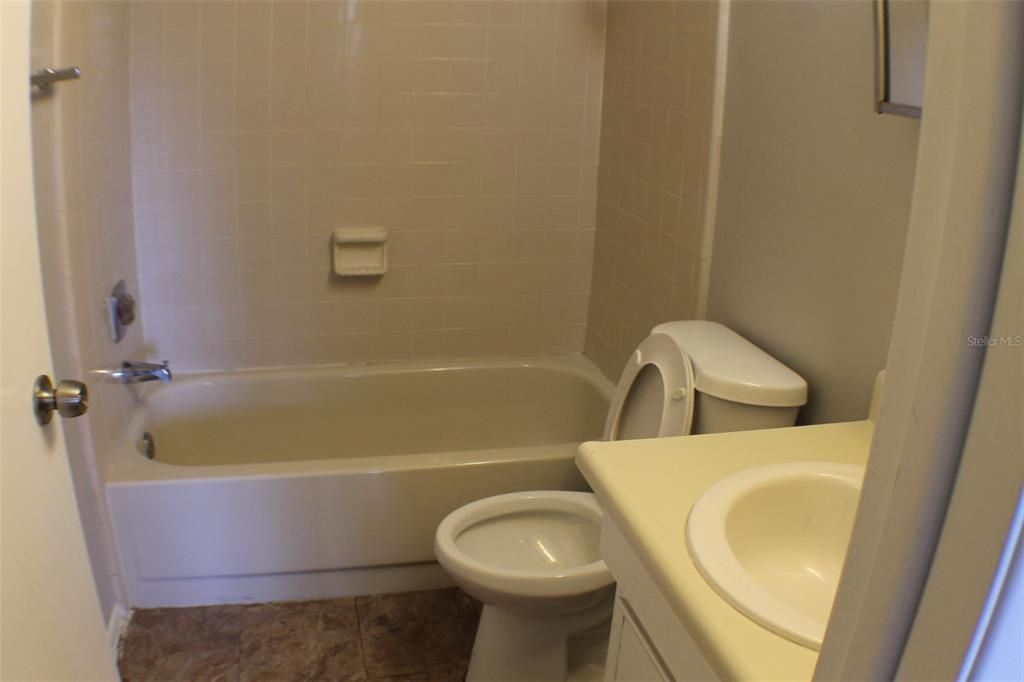 For Rent: $1,300 (2 beds, 2 baths, 912 Square Feet)
