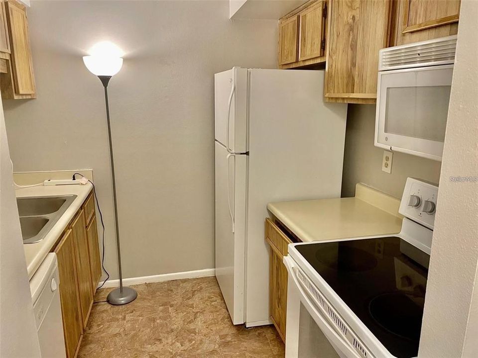 For Rent: $1,300 (2 beds, 2 baths, 912 Square Feet)