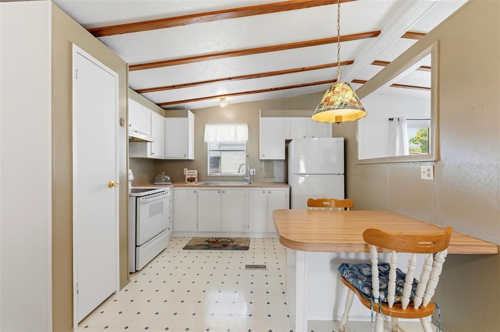 На продажу: $153,000 (2 спален, 2 ванн, 936 Квадратных фут)