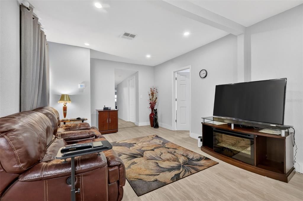 For Sale: $274,500 (3 beds, 2 baths, 1403 Square Feet)