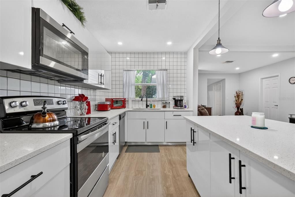 For Sale: $274,500 (3 beds, 2 baths, 1403 Square Feet)