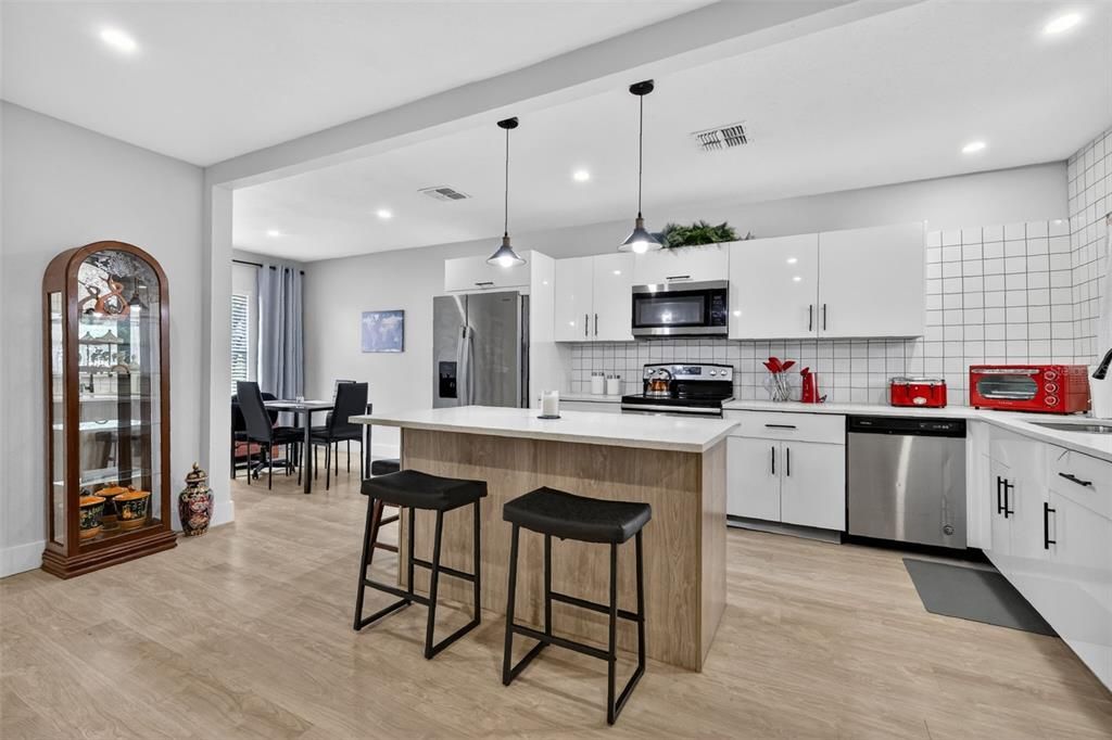 For Sale: $274,500 (3 beds, 2 baths, 1403 Square Feet)