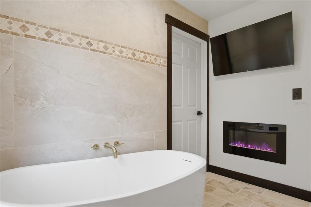For Sale: $649,900 (5 beds, 3 baths, 2518 Square Feet)
