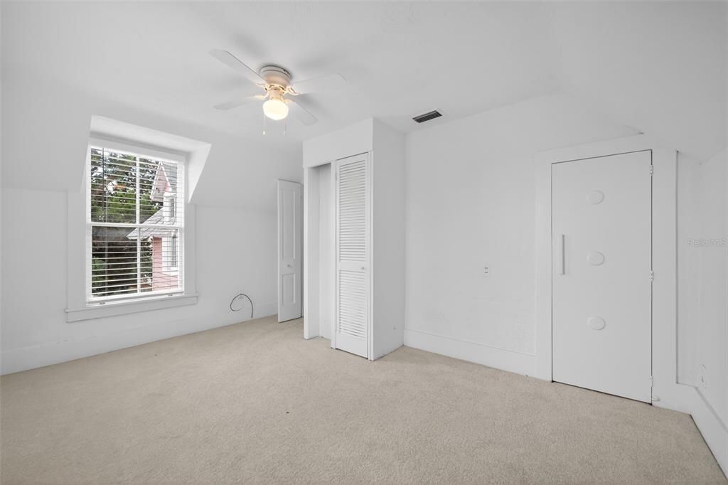 For Sale: $689,900 (5 beds, 3 baths, 4554 Square Feet)