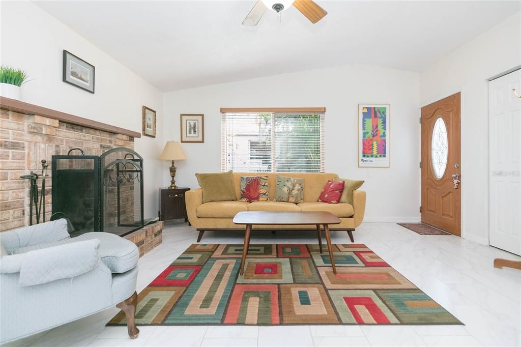 Active With Contract: $345,300 (4 beds, 1 baths, 1174 Square Feet)