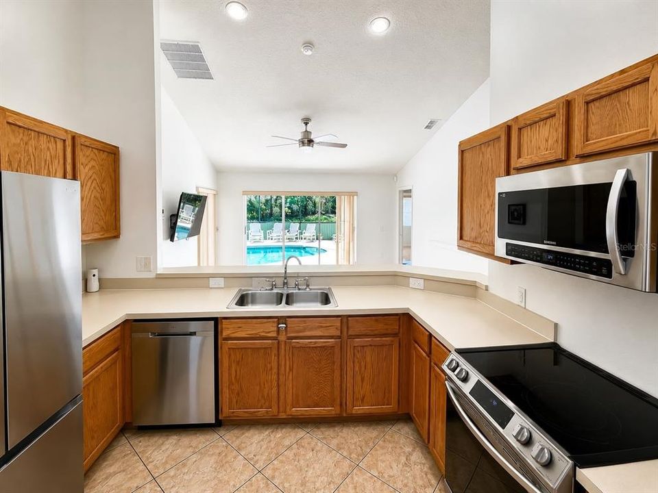 For Rent: $2,500 (4 beds, 3 baths, 1569 Square Feet)