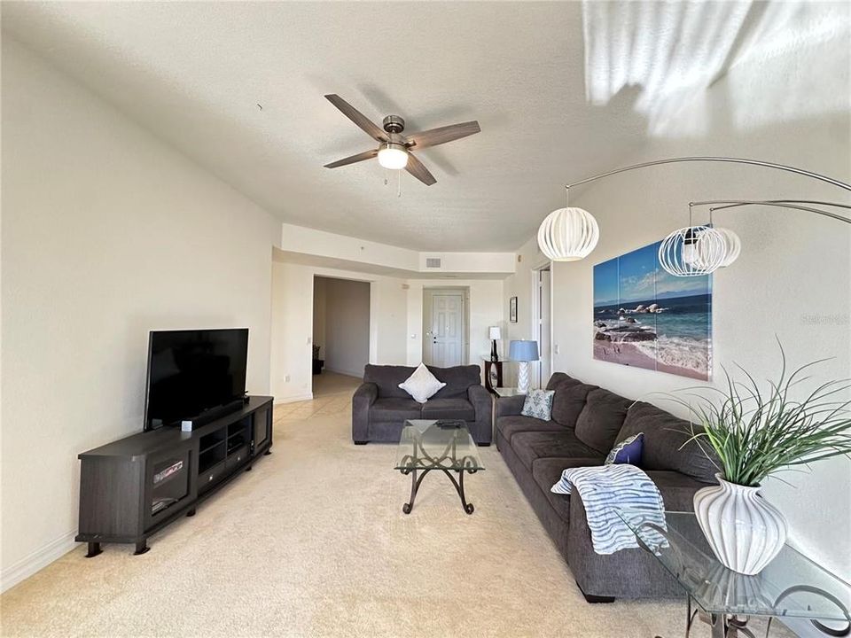 For Sale: $315,000 (2 beds, 2 baths, 2106 Square Feet)