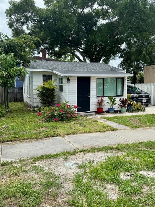For Sale: $299,000 (2 beds, 1 baths, 786 Square Feet)