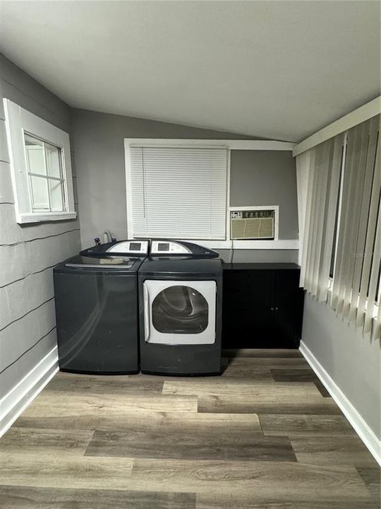 For Sale: $299,000 (2 beds, 1 baths, 786 Square Feet)