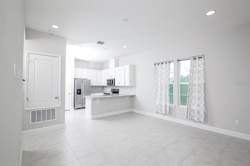 For Rent: $1,850 (1 beds, 1 baths, 560 Square Feet)
