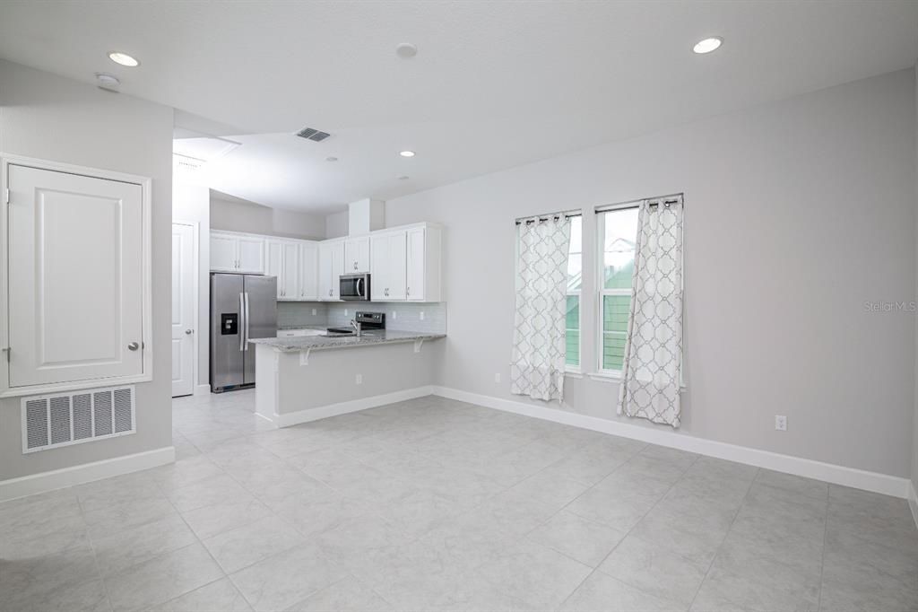 For Rent: $1,850 (1 beds, 1 baths, 560 Square Feet)