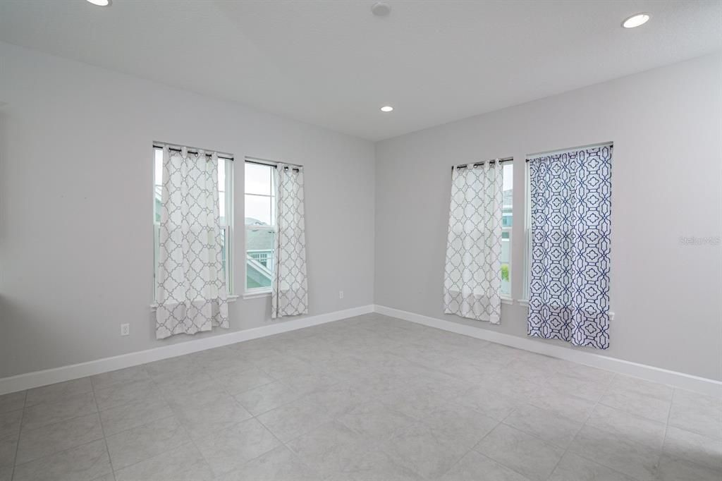 For Rent: $1,850 (1 beds, 1 baths, 560 Square Feet)