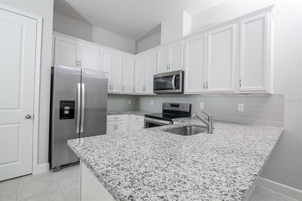 For Rent: $1,850 (1 beds, 1 baths, 560 Square Feet)