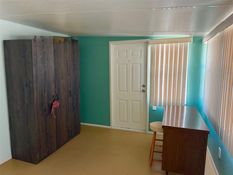 For Sale: $104,995 (1 beds, 1 baths, 576 Square Feet)