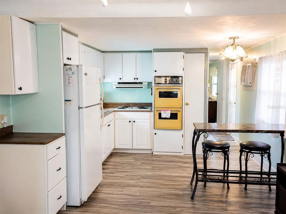 For Sale: $104,995 (1 beds, 1 baths, 576 Square Feet)