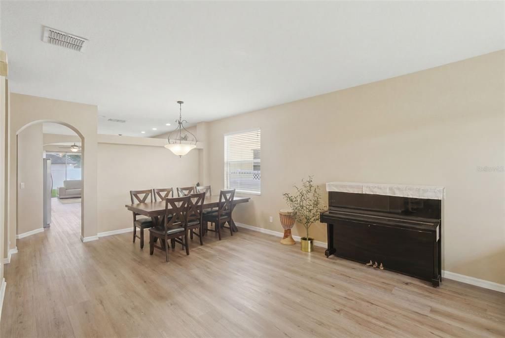 For Sale: $500,000 (4 beds, 2 baths, 1972 Square Feet)