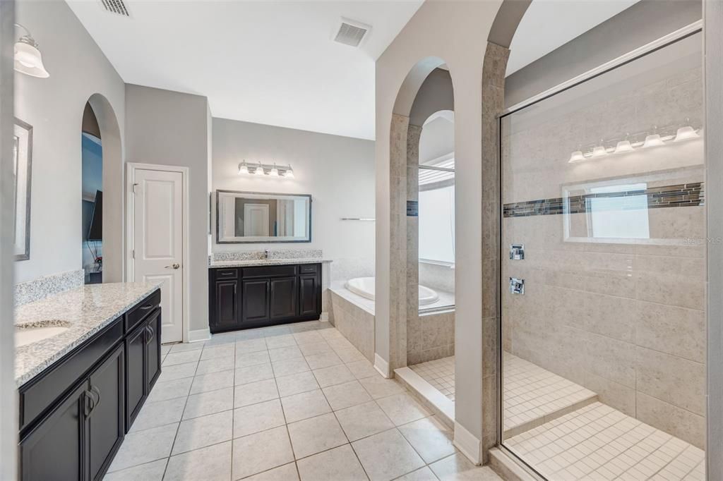 For Sale: $799,000 (5 beds, 3 baths, 4414 Square Feet)