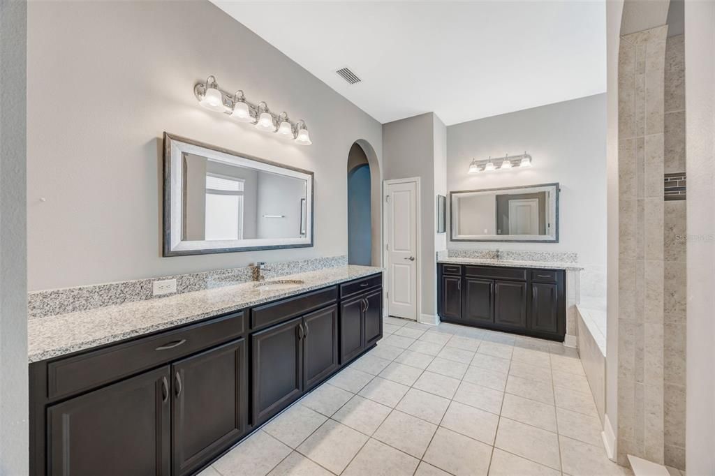 For Sale: $799,000 (5 beds, 3 baths, 4414 Square Feet)