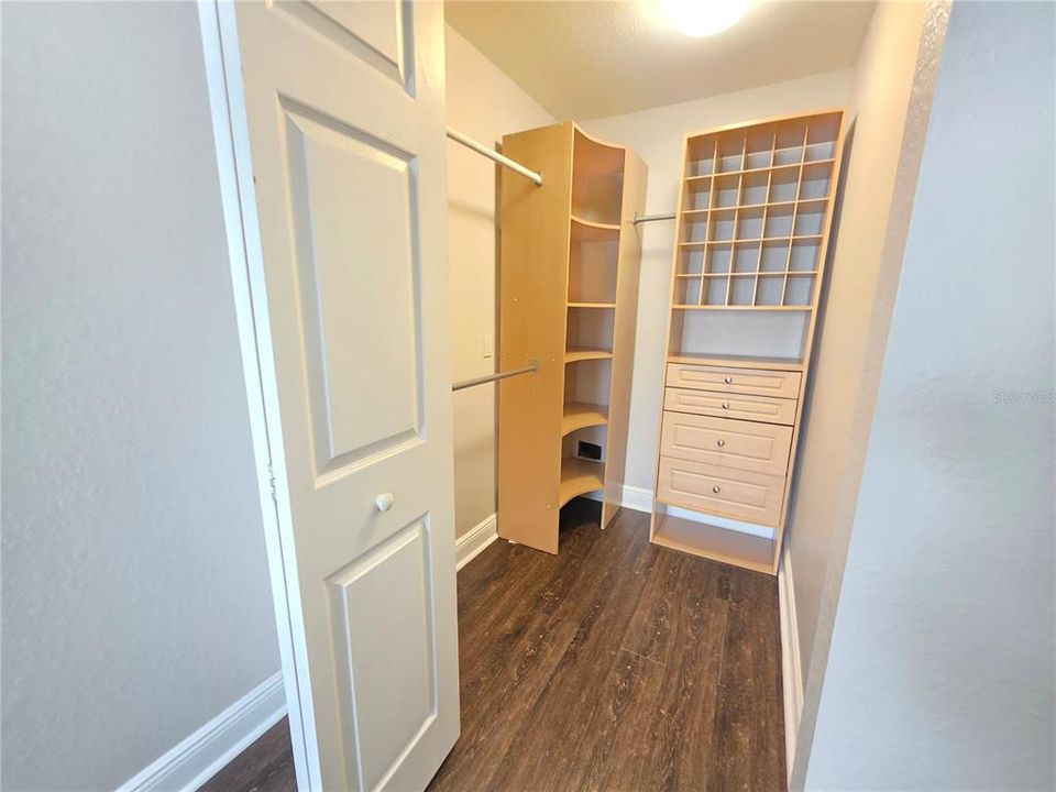 For Sale: $199,000 (1 beds, 1 baths, 732 Square Feet)