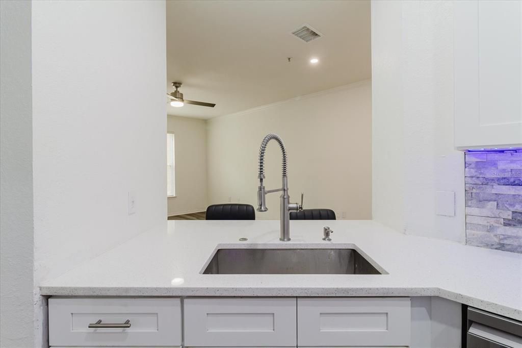 For Sale: $170,000 (1 beds, 1 baths, 769 Square Feet)