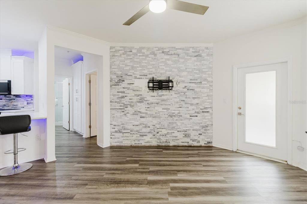 For Sale: $170,000 (1 beds, 1 baths, 769 Square Feet)