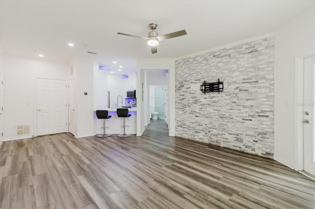 For Sale: $170,000 (1 beds, 1 baths, 769 Square Feet)