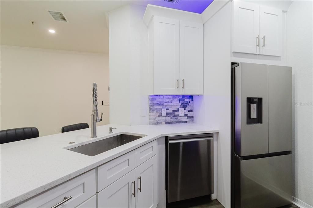 For Sale: $170,000 (1 beds, 1 baths, 769 Square Feet)
