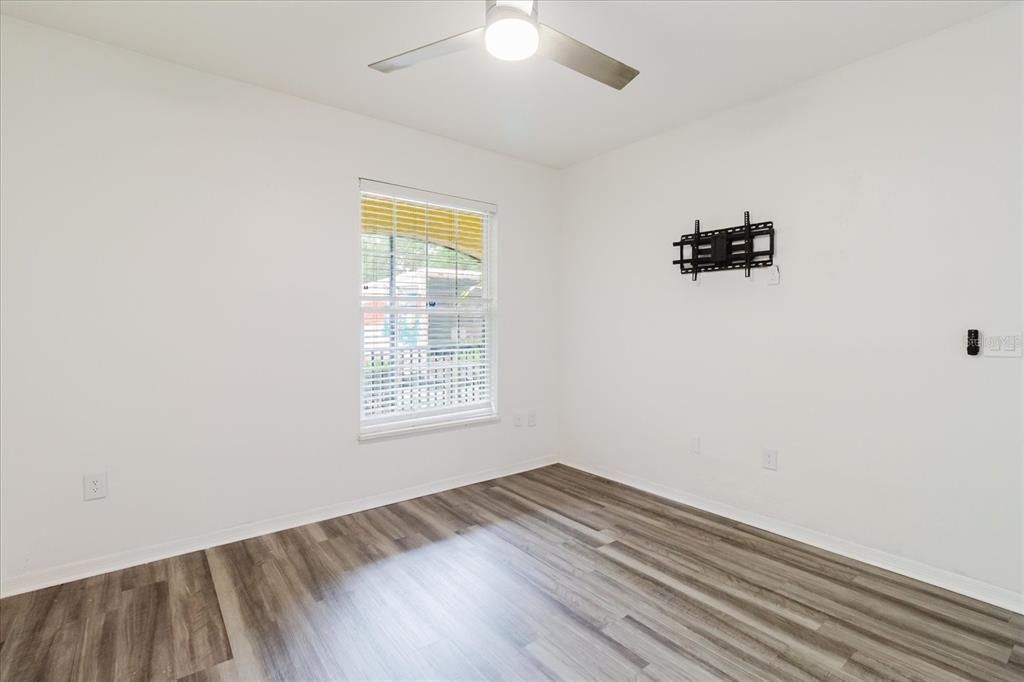 For Sale: $170,000 (1 beds, 1 baths, 769 Square Feet)