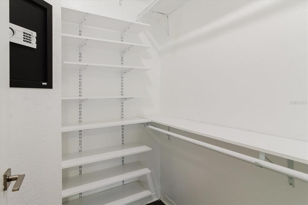 For Sale: $170,000 (1 beds, 1 baths, 769 Square Feet)