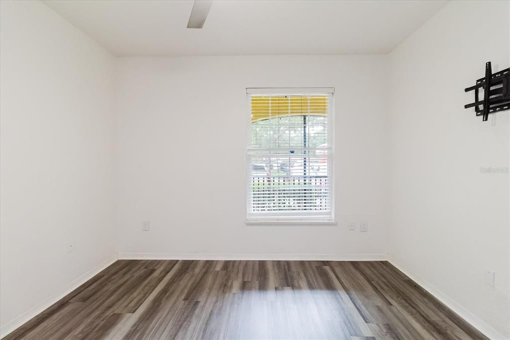 For Sale: $170,000 (1 beds, 1 baths, 769 Square Feet)