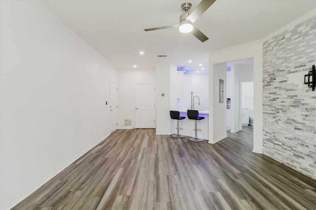 For Sale: $170,000 (1 beds, 1 baths, 769 Square Feet)