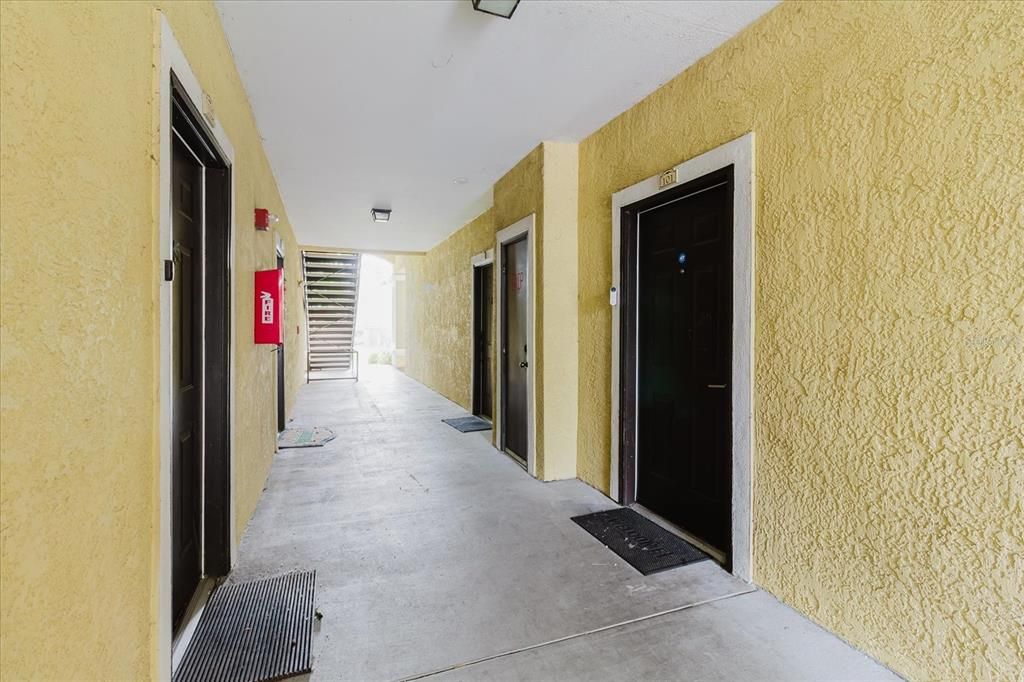 For Sale: $170,000 (1 beds, 1 baths, 769 Square Feet)