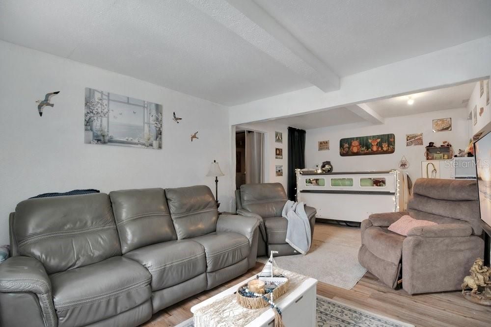 For Sale: $249,000 (5 beds, 3 baths, 1652 Square Feet)