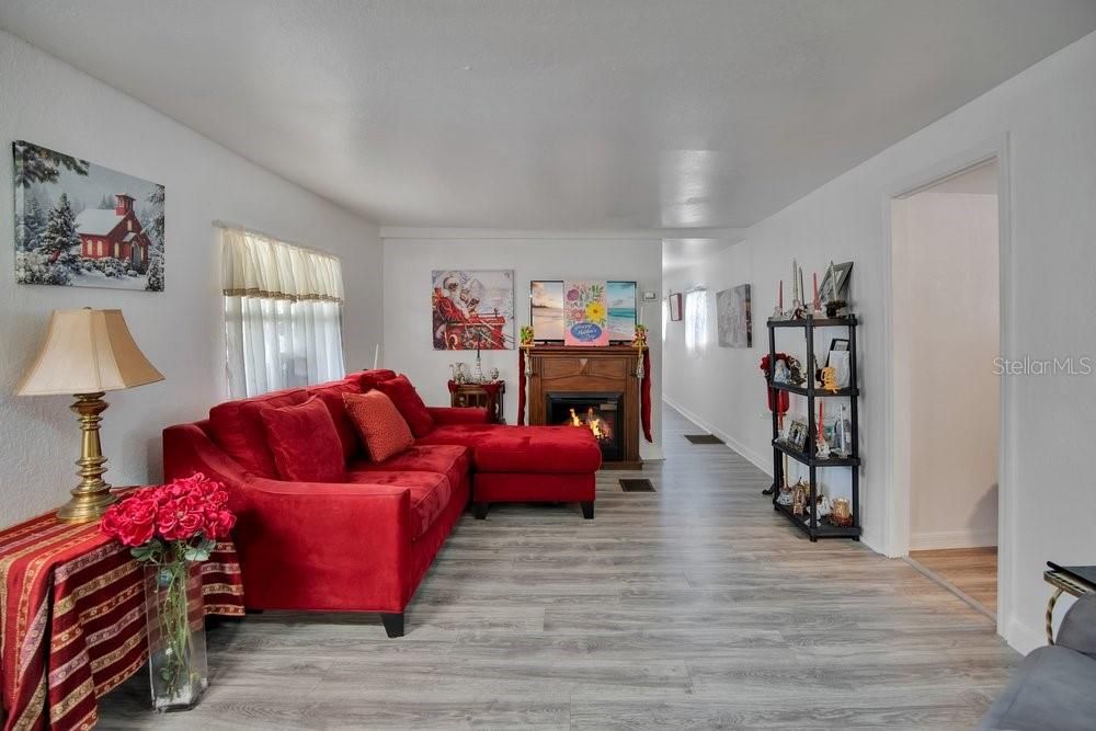 For Sale: $249,000 (5 beds, 3 baths, 1652 Square Feet)