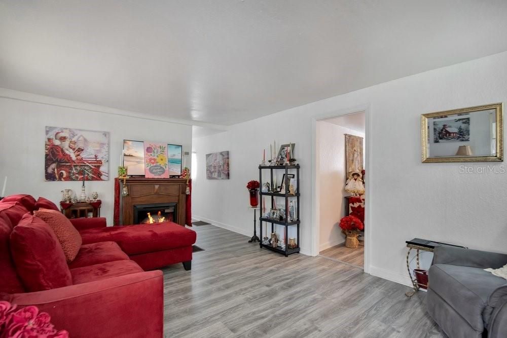For Sale: $249,000 (5 beds, 3 baths, 1652 Square Feet)