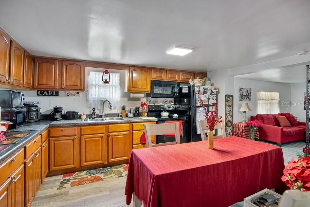 For Sale: $249,000 (5 beds, 3 baths, 1652 Square Feet)