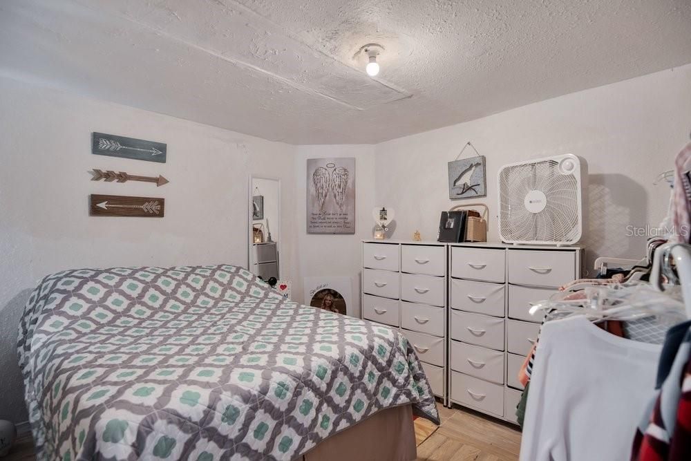 For Sale: $249,000 (5 beds, 3 baths, 1652 Square Feet)
