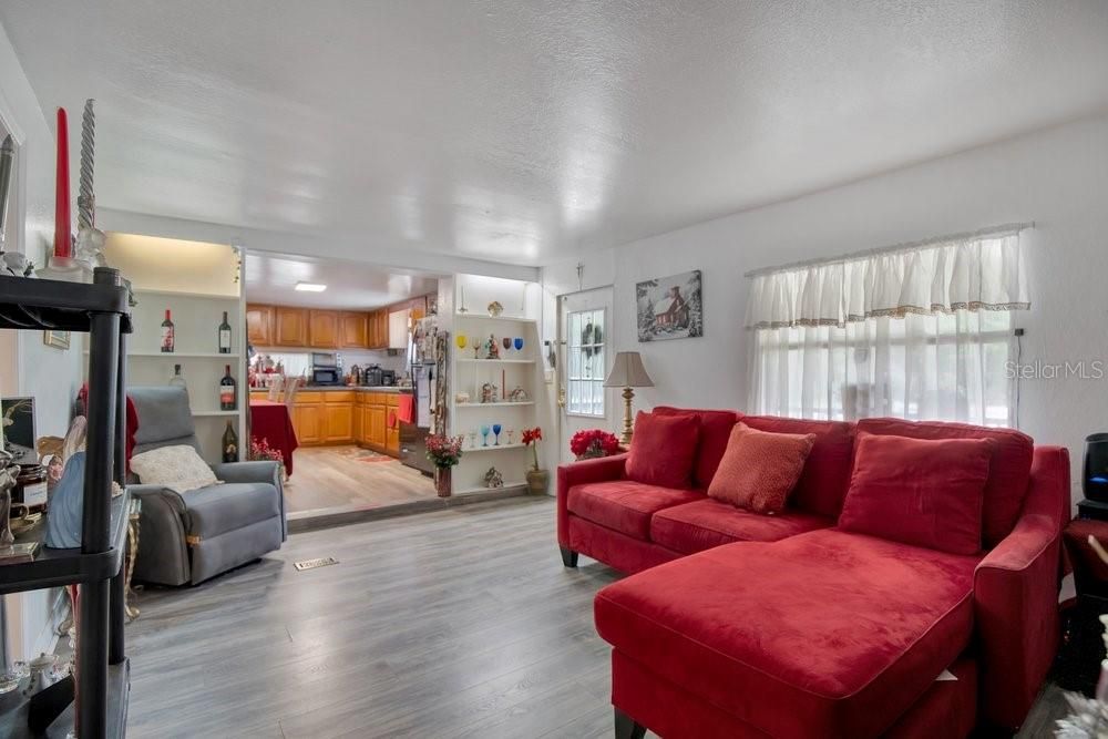 For Sale: $249,000 (5 beds, 3 baths, 1652 Square Feet)