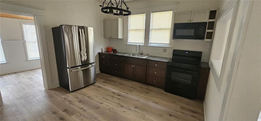 For Rent: $2,500 (3 beds, 2 baths, 1420 Square Feet)