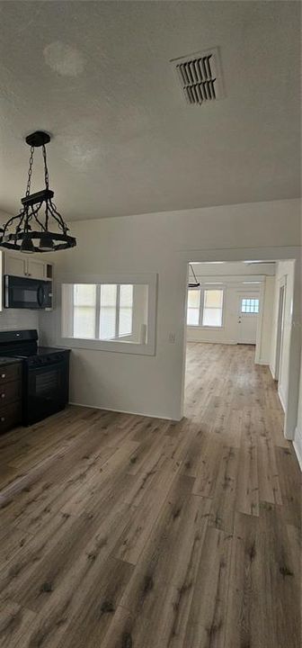 For Rent: $2,500 (3 beds, 2 baths, 1420 Square Feet)