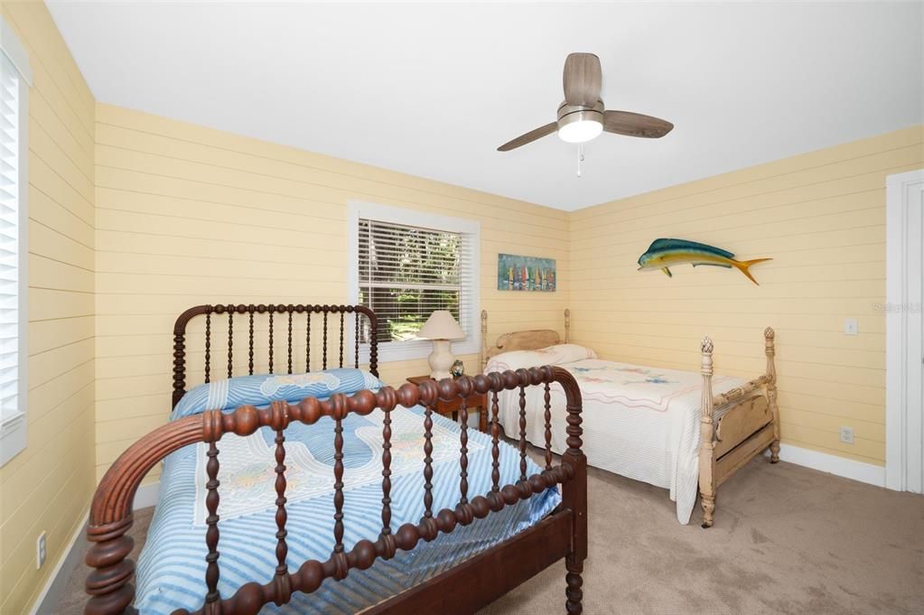 For Sale: $625,000 (2 beds, 1 baths, 1300 Square Feet)