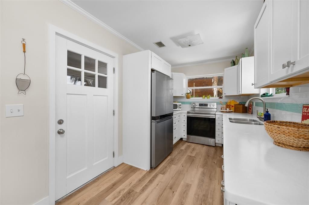 For Sale: $625,000 (2 beds, 1 baths, 1300 Square Feet)